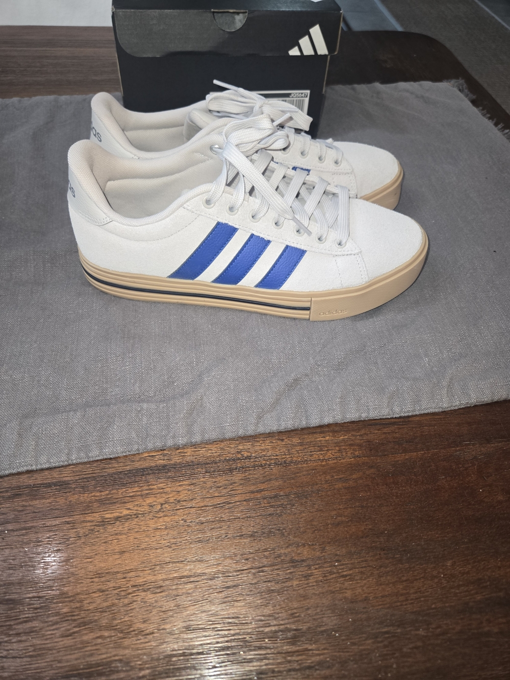 Adidas Suede White Sneakers with Blue Stripes and Gum Sole Unisex Size M8 W10 - Picture 5 of 9